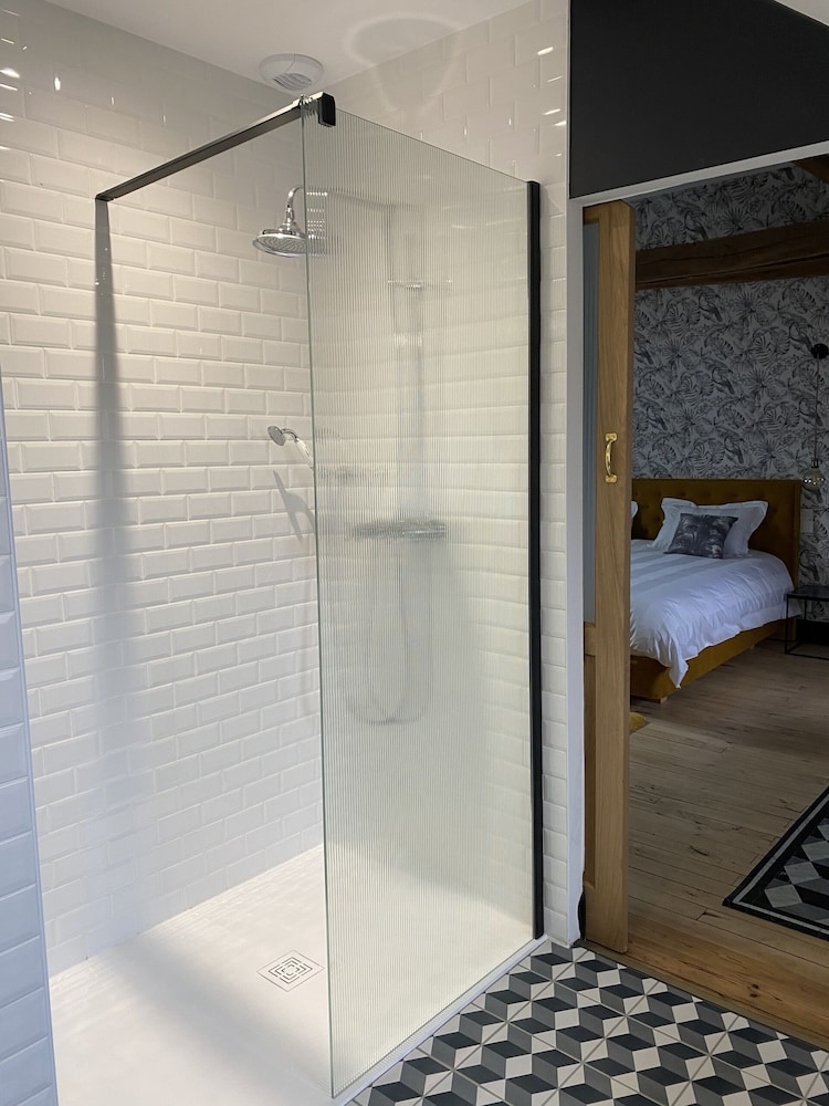 Romantic Double Room, Private Bathroom, City View - Photo 4