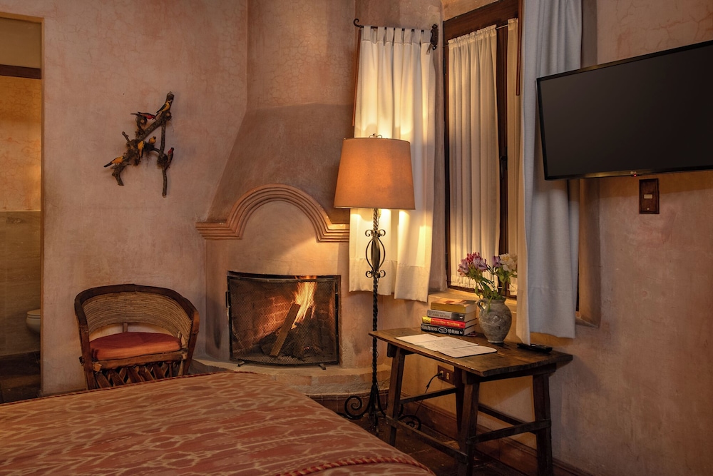 Deluxe Room, 1 King Bed, Fireplace photo 2