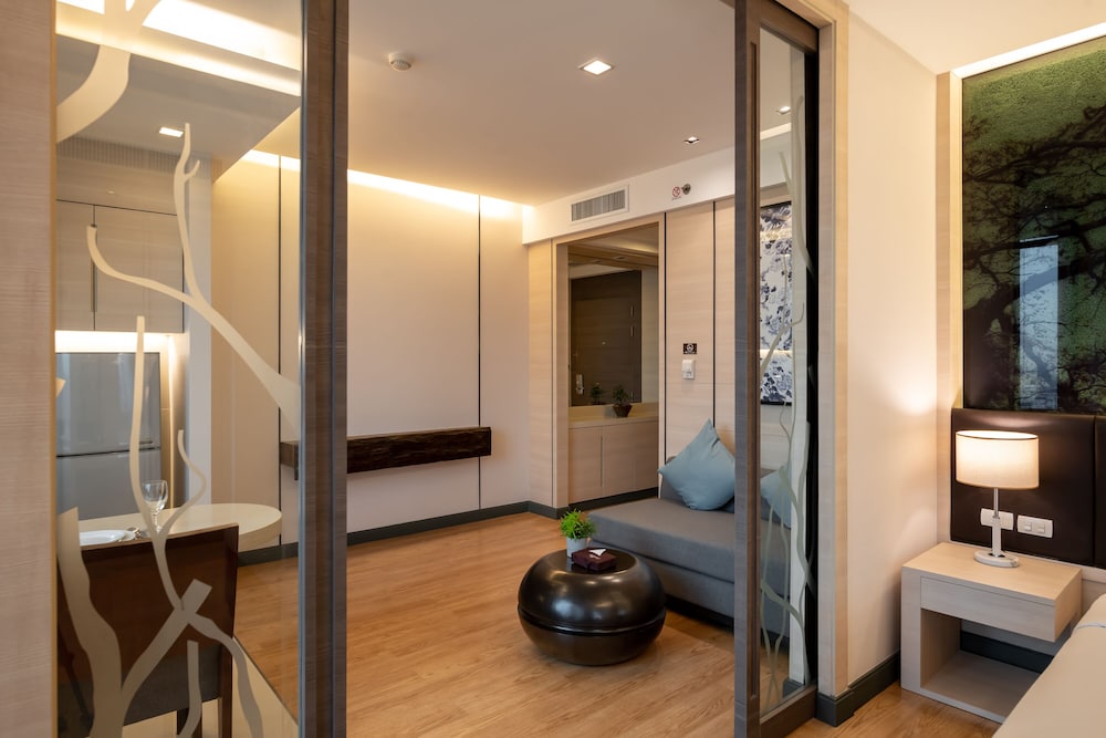 Premier Room, 1 King Bed, Corner photo 3