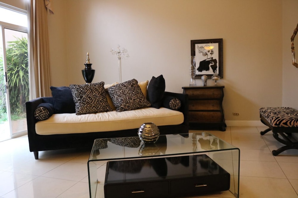 House, 5 Bedrooms photo 2