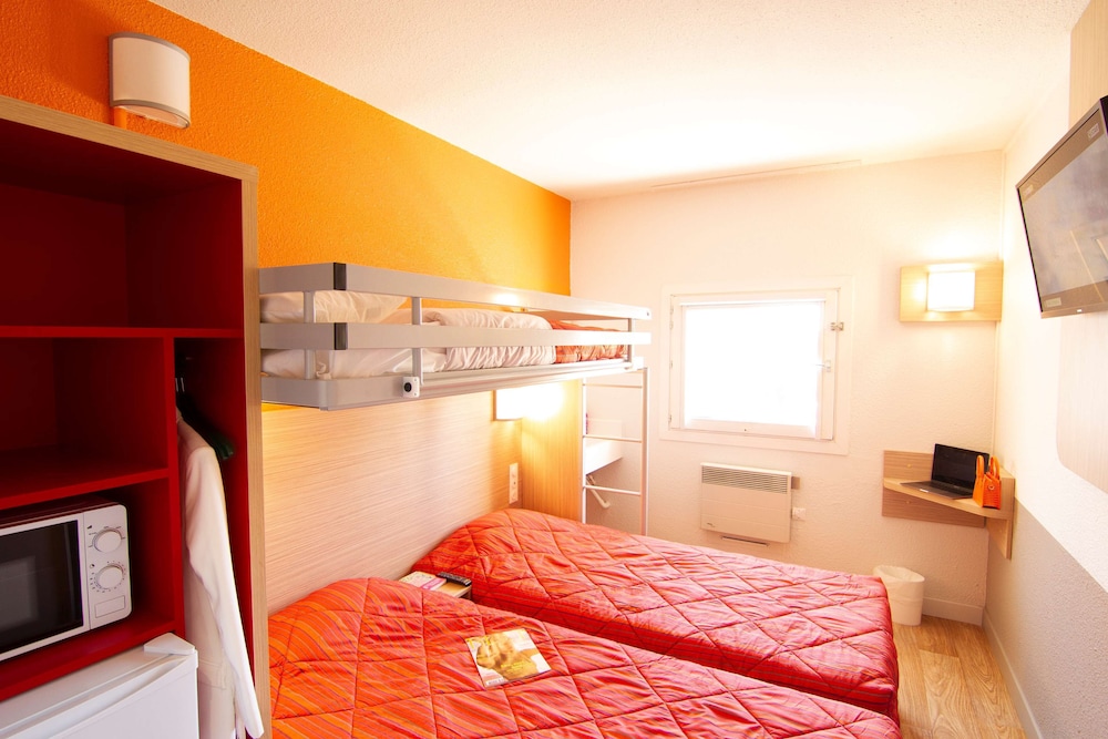 Standard Room, 3 Twin Beds (Shared Bathroom) photo 3