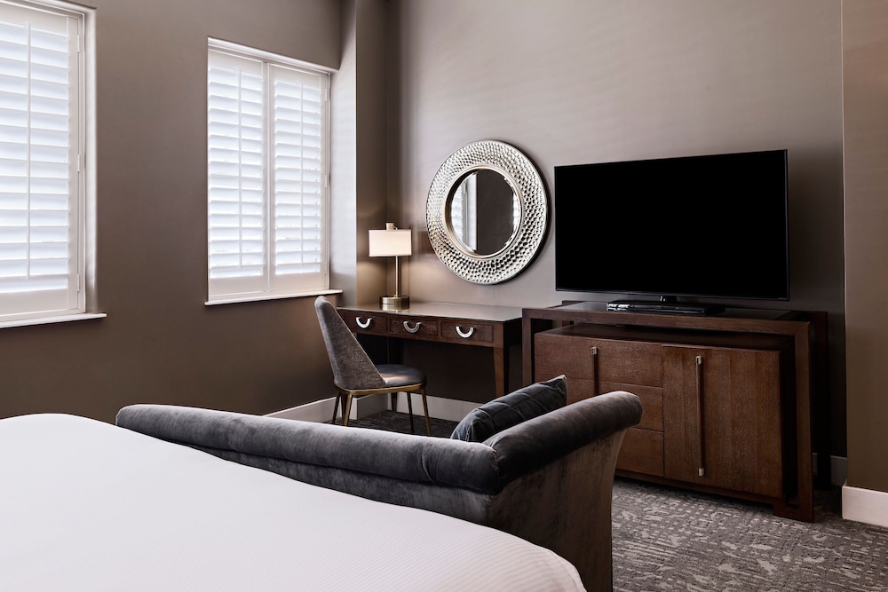Room, 1 King Bed (Mobility/Hearing Access, Roll-In Shwr) photo 2