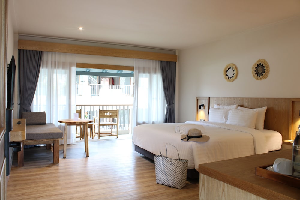 Superior Room (1 Way Airport Transfer) - Photo 7