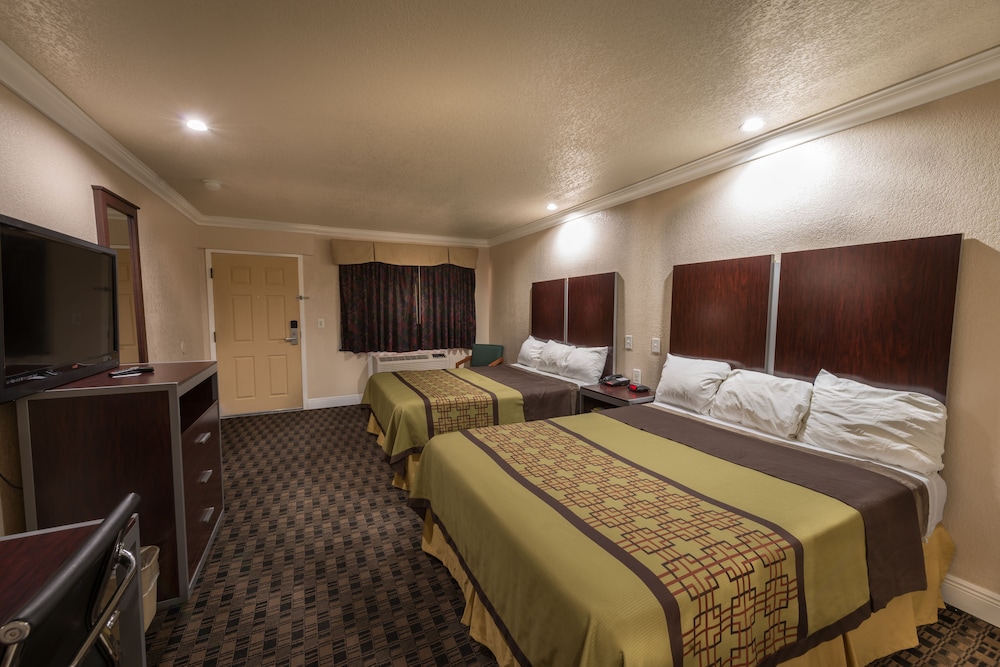 Two Double Beds, Non-Smoking photo 1