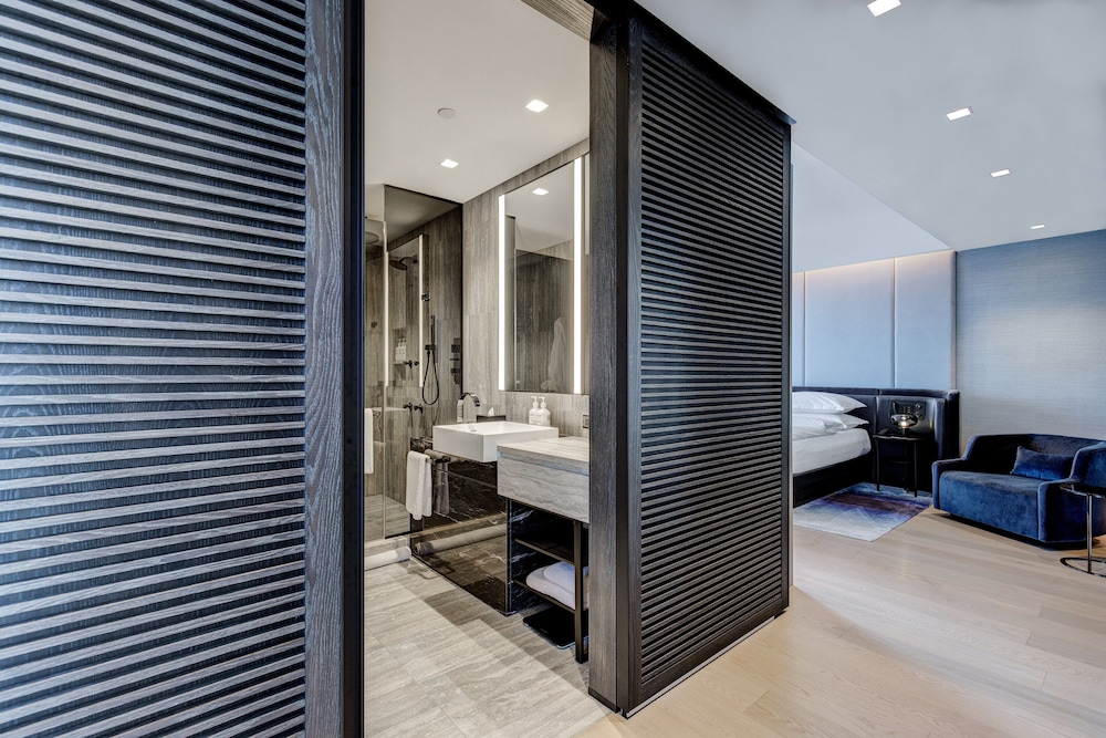 Deluxe Suite, 2 Bedrooms, City View, Corner (1 King Bed and 2 Double Beds)