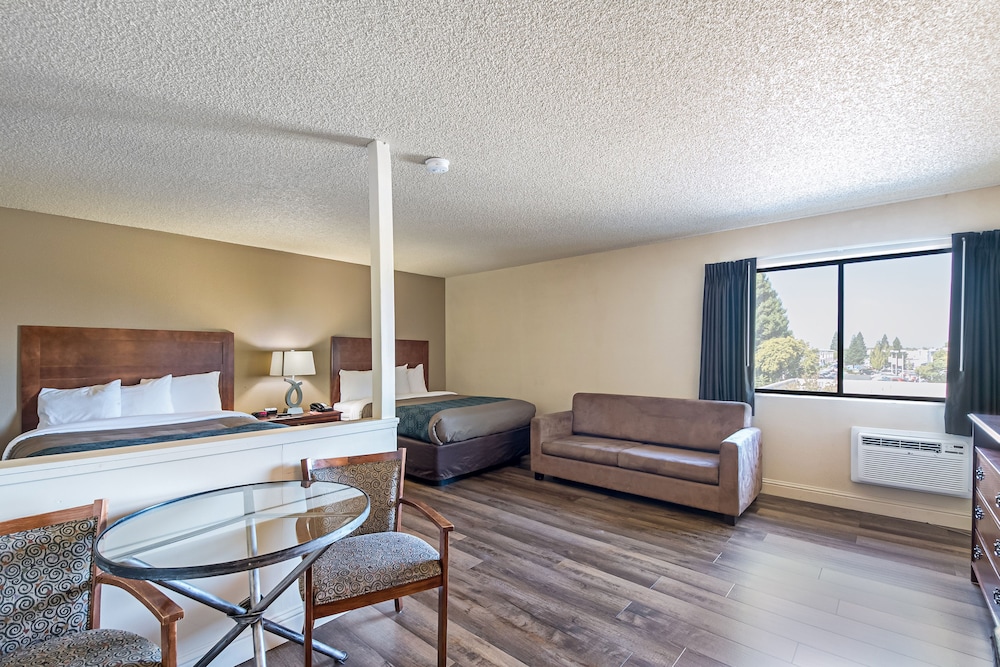 Suite w/ 2Queen Beds, Stairs Only photo 1