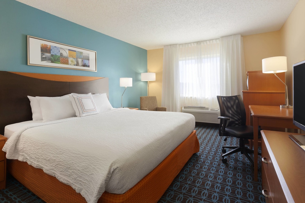 Room, 1 King Bed (Mobility/Hearing Accessible, Tub) - Photo 2