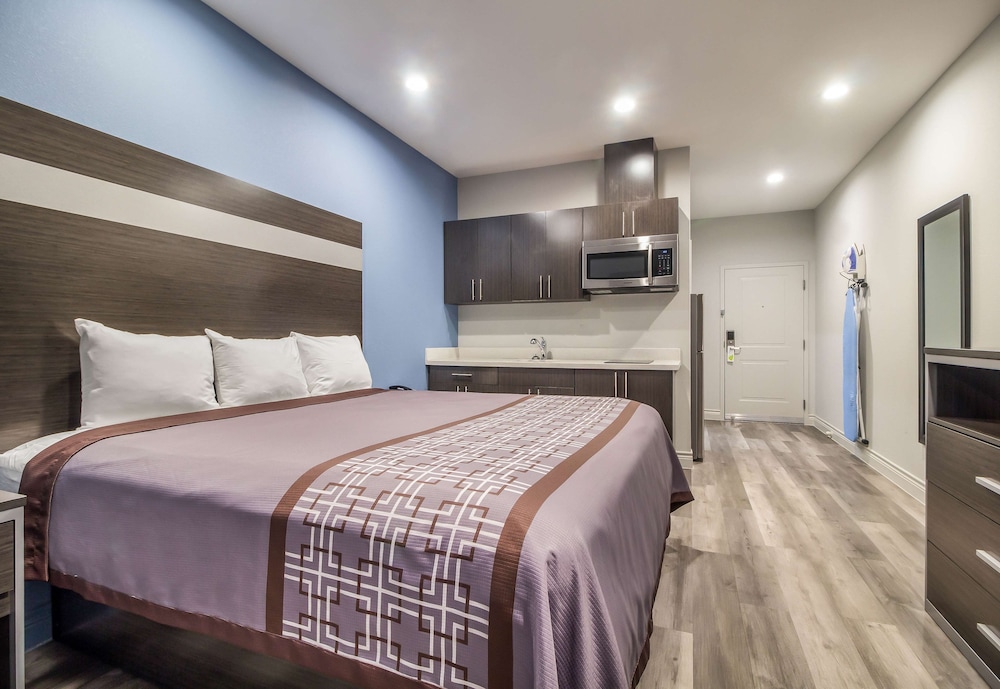 Standard Room, 1 King Bed, Non Smoking, Kitchenette - Photo 11