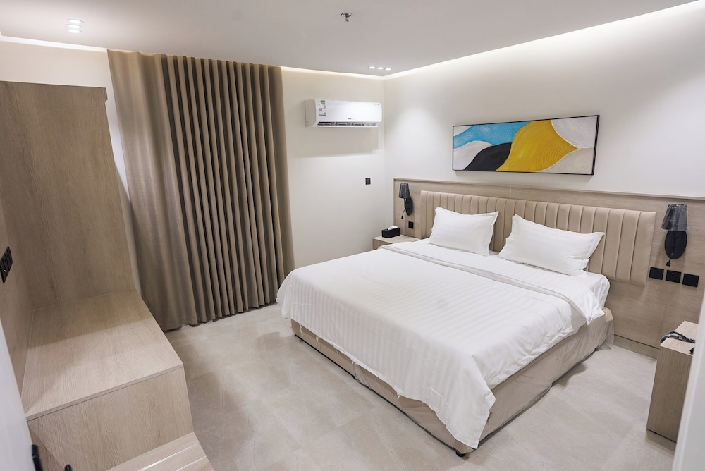 Deluxe Apartment, 1 King Bed, Roll-in Shower, Ground Floor