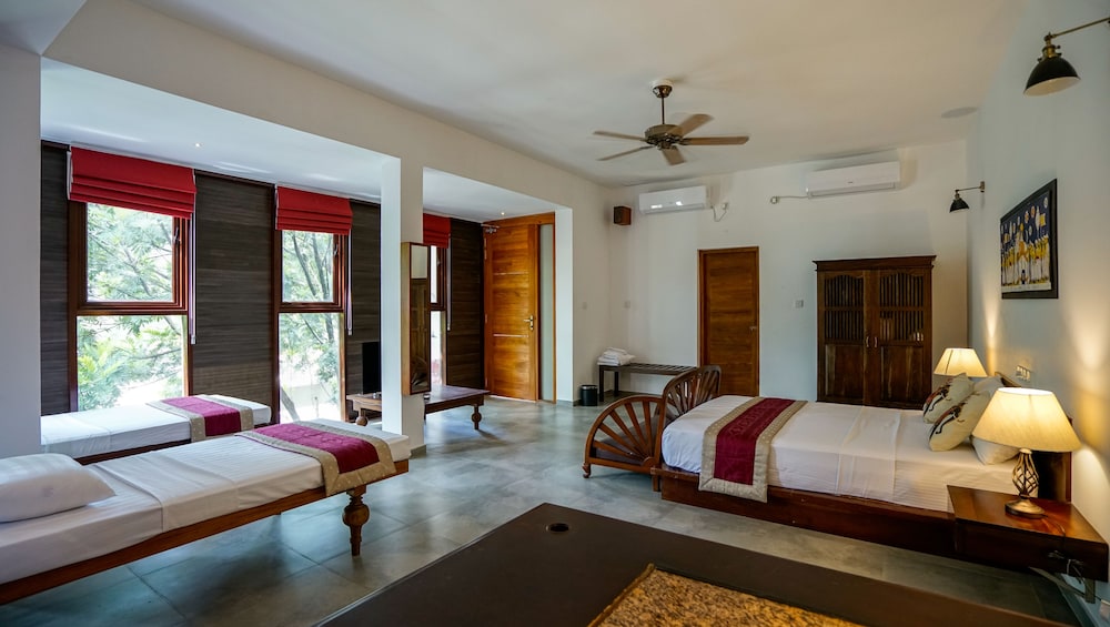 Premier Suite, 1 King Bed, Patio, Mountain View