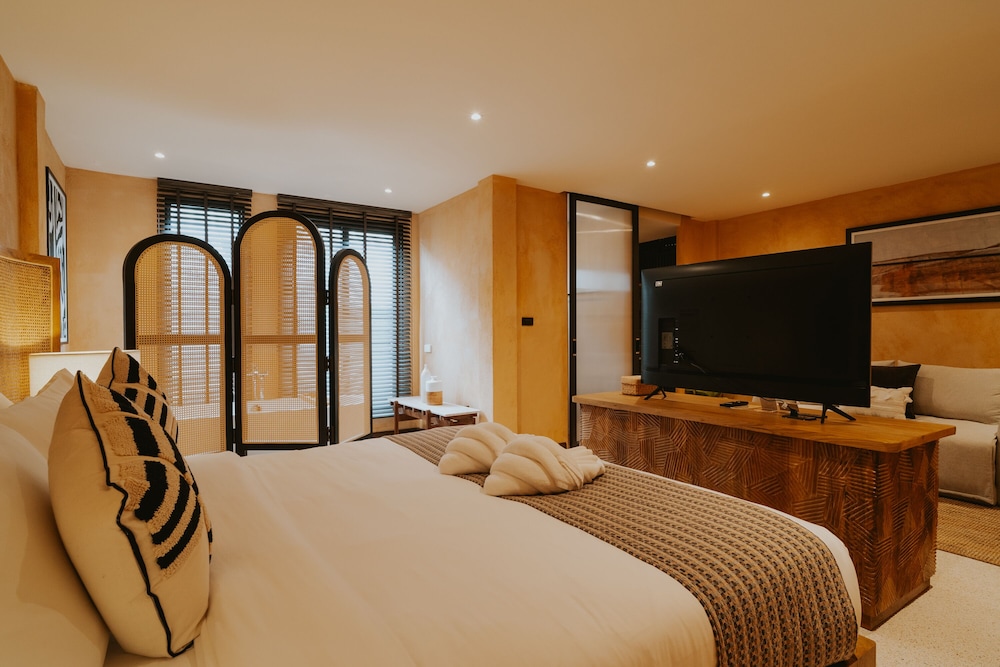 Deluxe Room - Photo 22