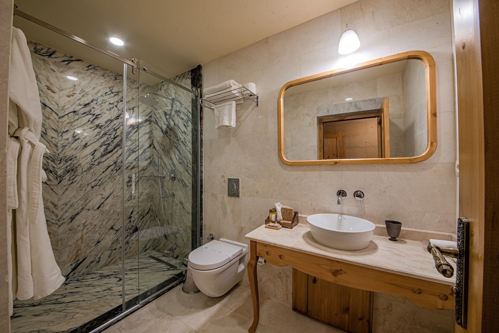 Stone Deluxe Room with Balcony - Photo 6