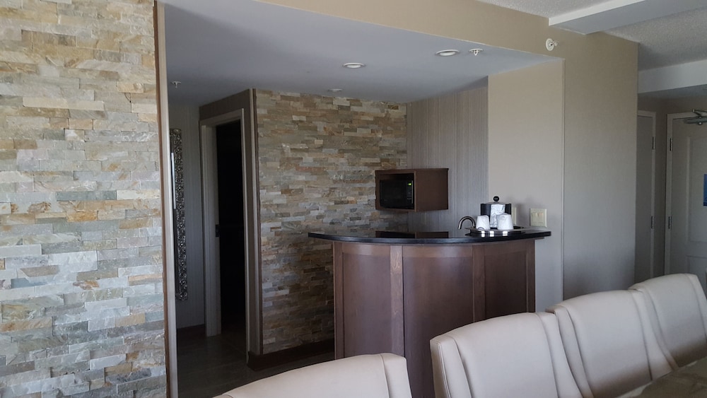 Suite with King Bed & Boardroom - Photo 5
