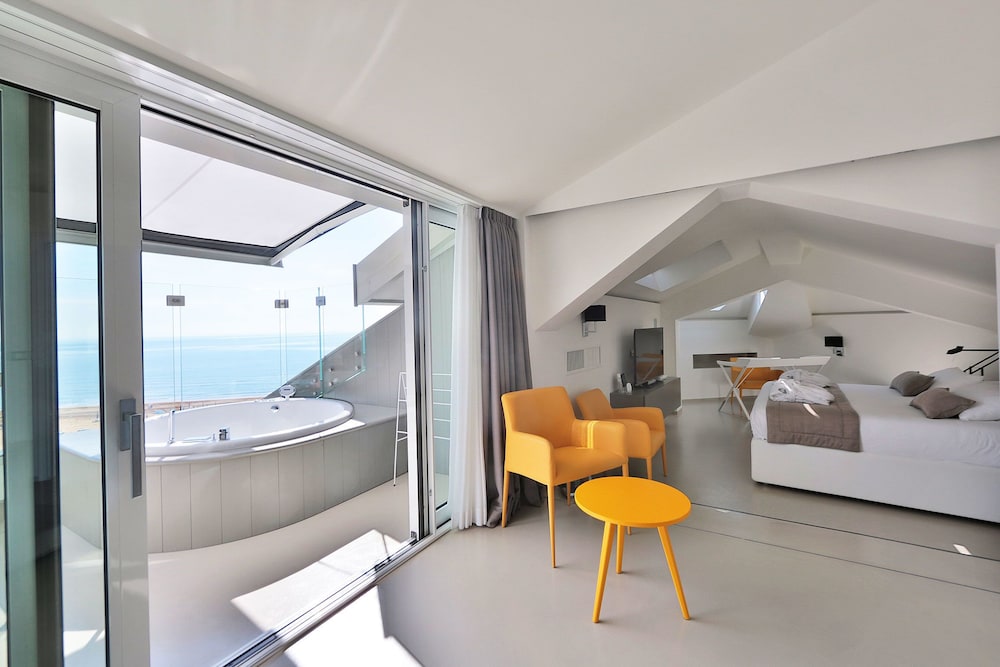Deluxe Suite, Partial Sea View photo 2