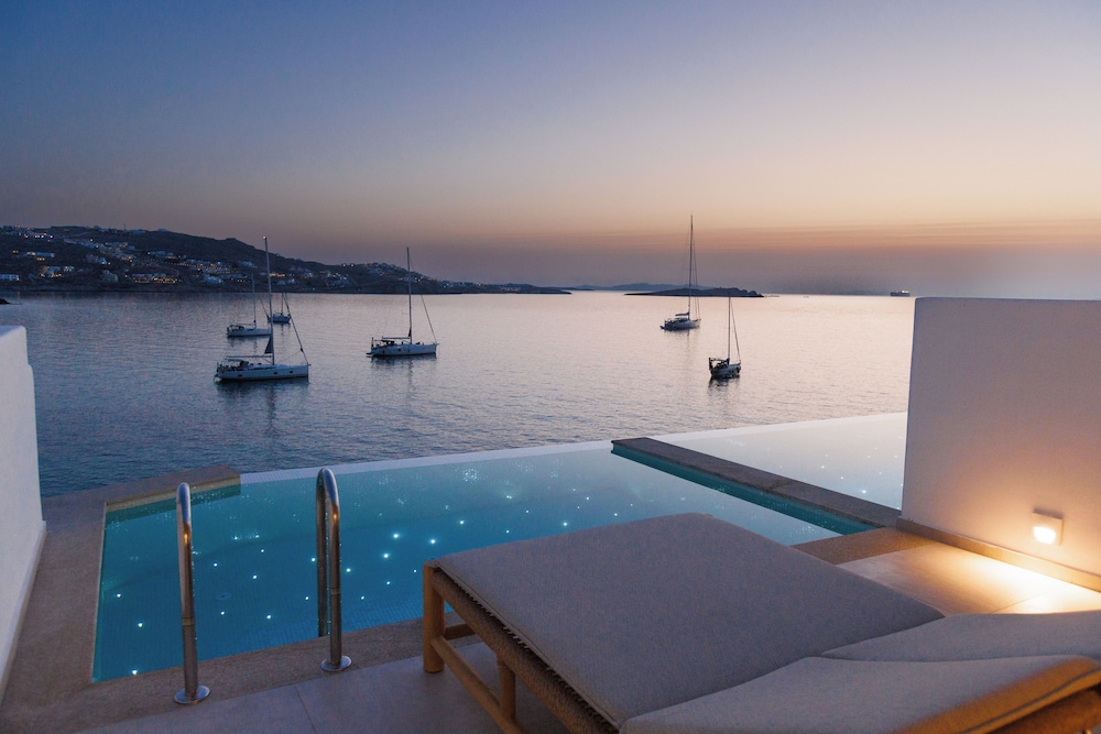 Iconic Pool Suite photo 2