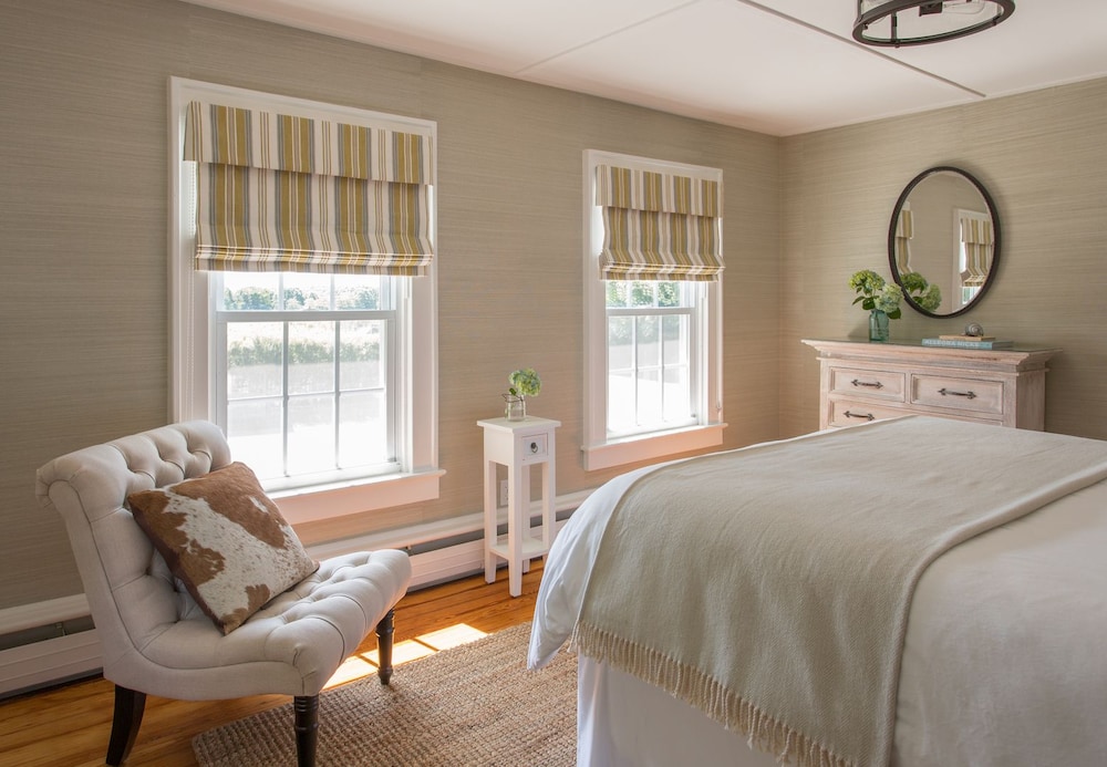 Queen Room photo 2
