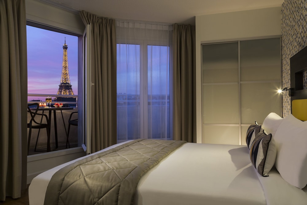 Studio, Balcony (Eiffel Tower View) photo 3