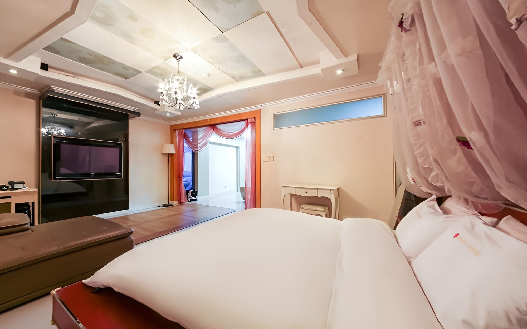 Room (Family Double (4 Person 79 King Bed)) photo 2