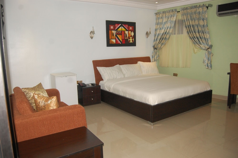 Classic Double Room, 1 King Bed, Refrigerator, Executive Level photo 2