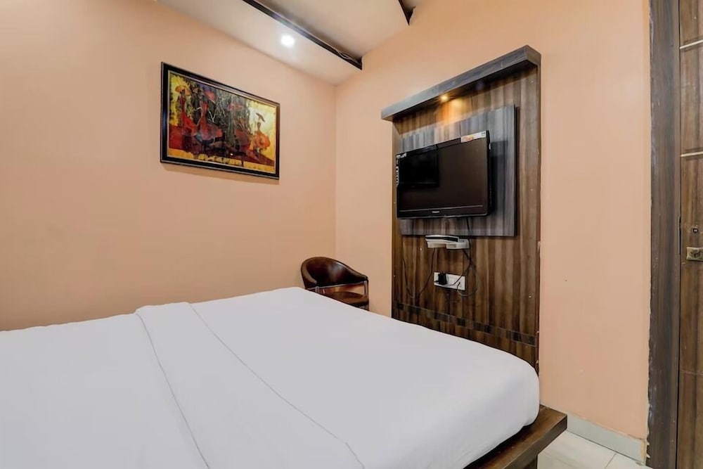 Single Room, 1 Queen Bed, Smoking, Private Bathroom photo 2