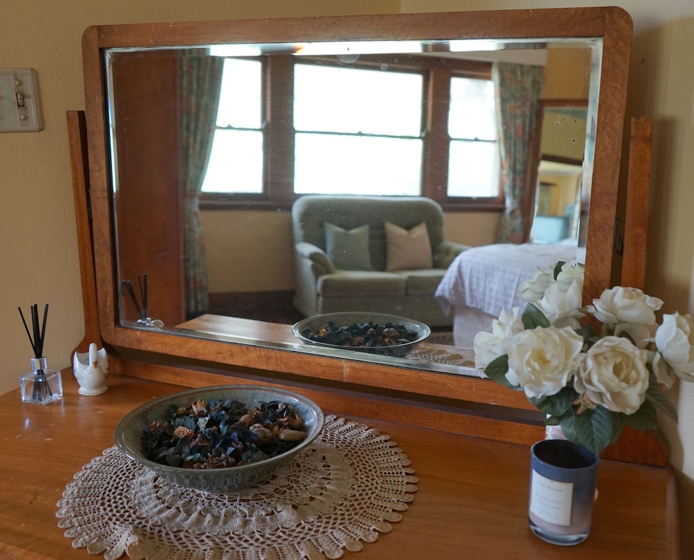 Standard Suite, 1 Bedroom, Non Smoking (Jacaranda Room) photo 2