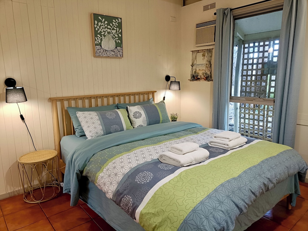 HoneyBee (1 Queen) with Spa and Woodfire photo 1