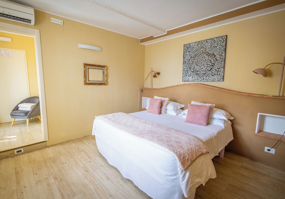 Standard Double Room - Photo 3