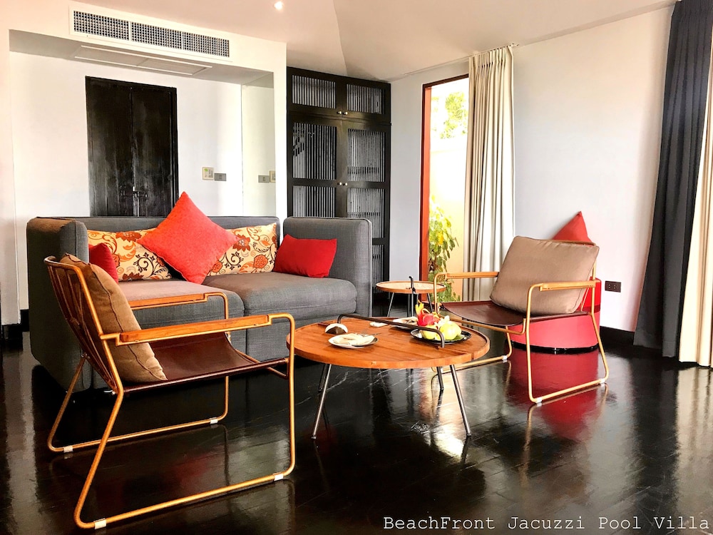 Beachfront Jacuzzi Villa photo 2