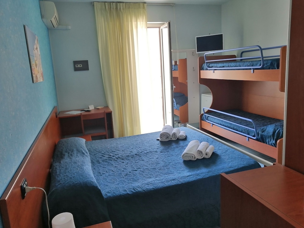 Basic Quadruple Room photo 3