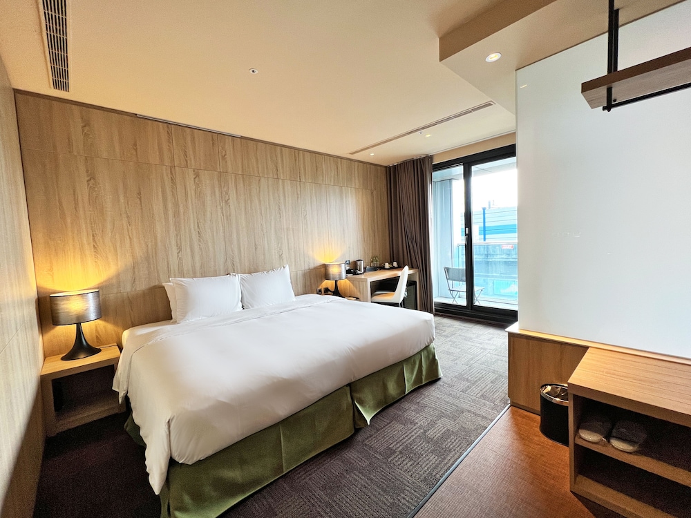 Balcony Room (King Size Bed)