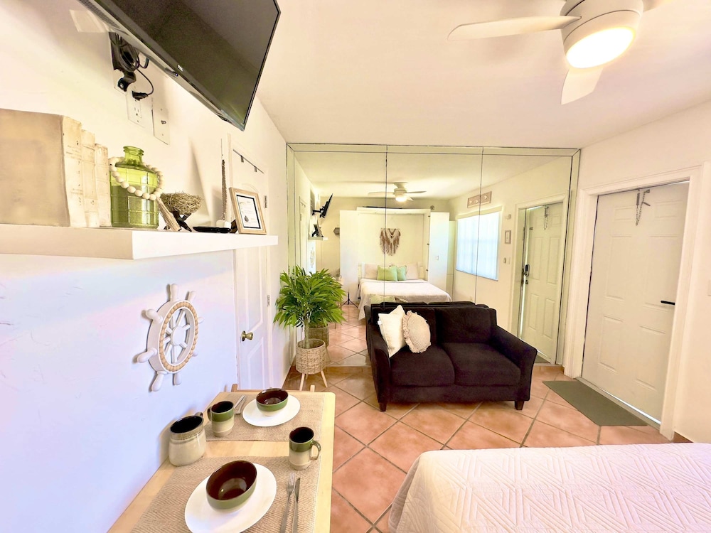 Beach Lover s Studio Apartment in Hollywood FL, Photo 13