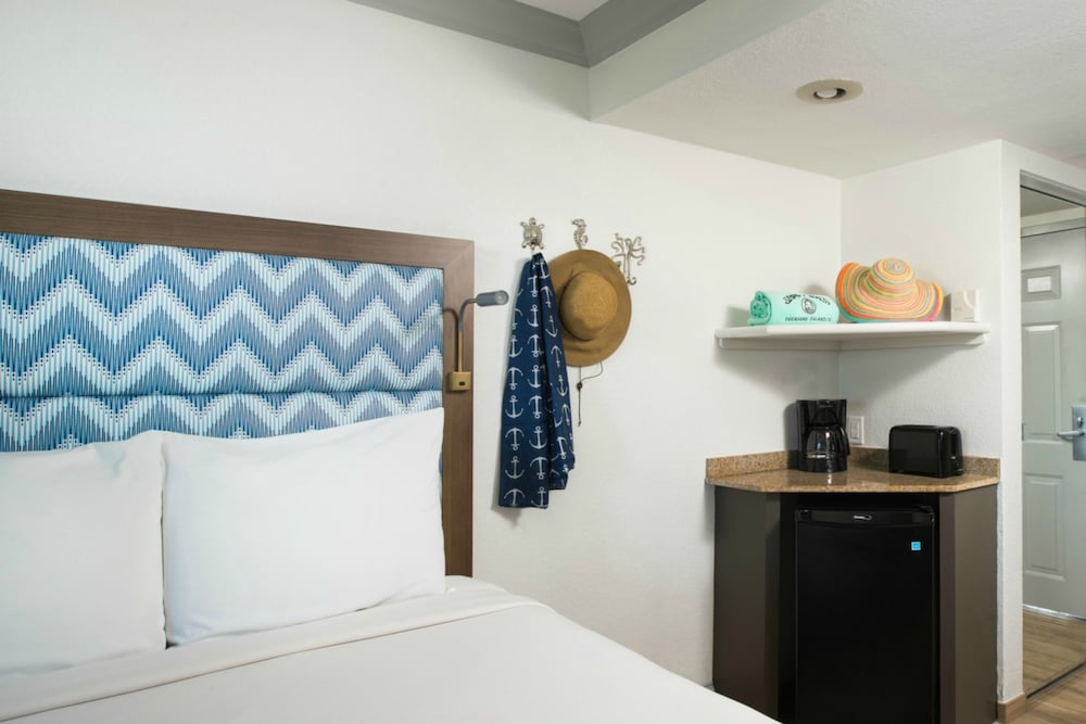 Traditional Room, 2 Queen Beds, Refrigerator & Microwave, Beach View (Gulf Front) - Photo 7