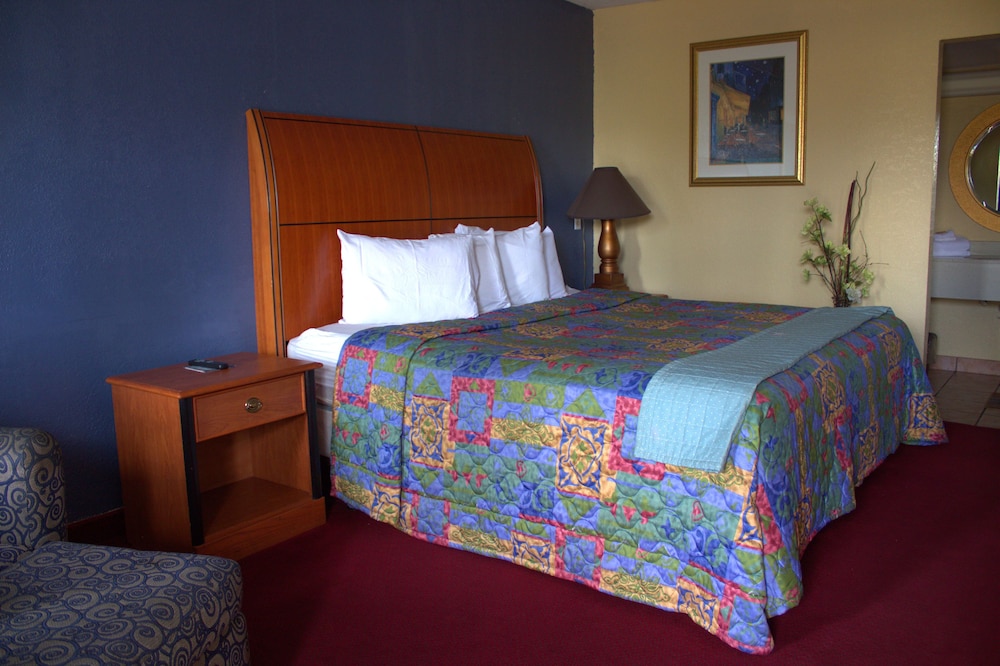 Standard Room, 1 King Bed, Non Smoking photo 1