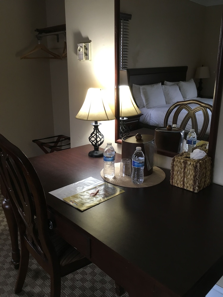 Deluxe Room, 1 Queen Bed photo 3