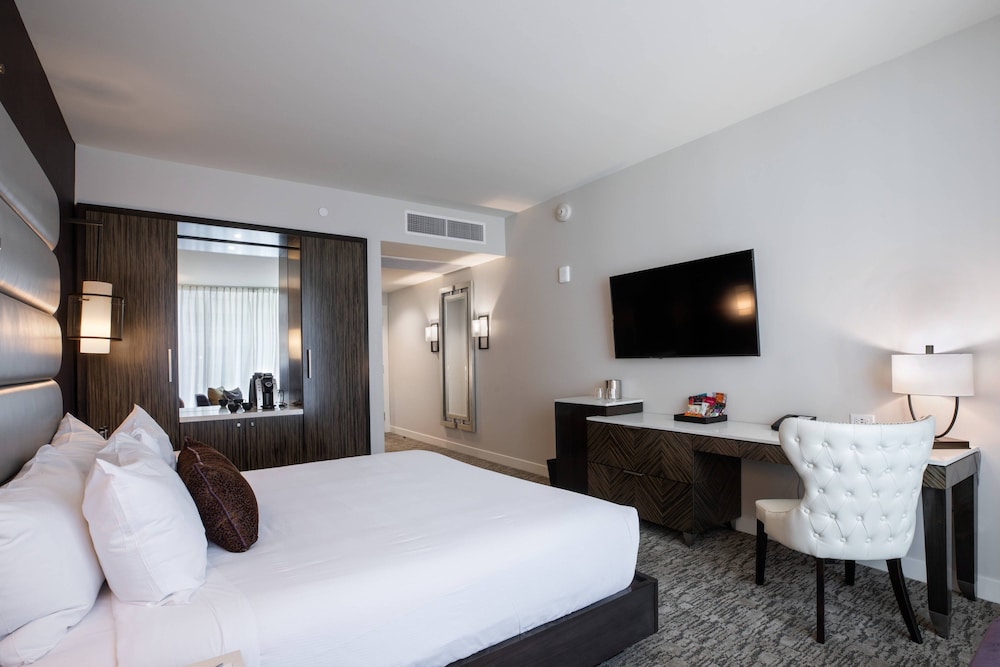 Executive Room, 1 King Bed (Mobility/Hearing Access, Roll-In Shwr) photo 2