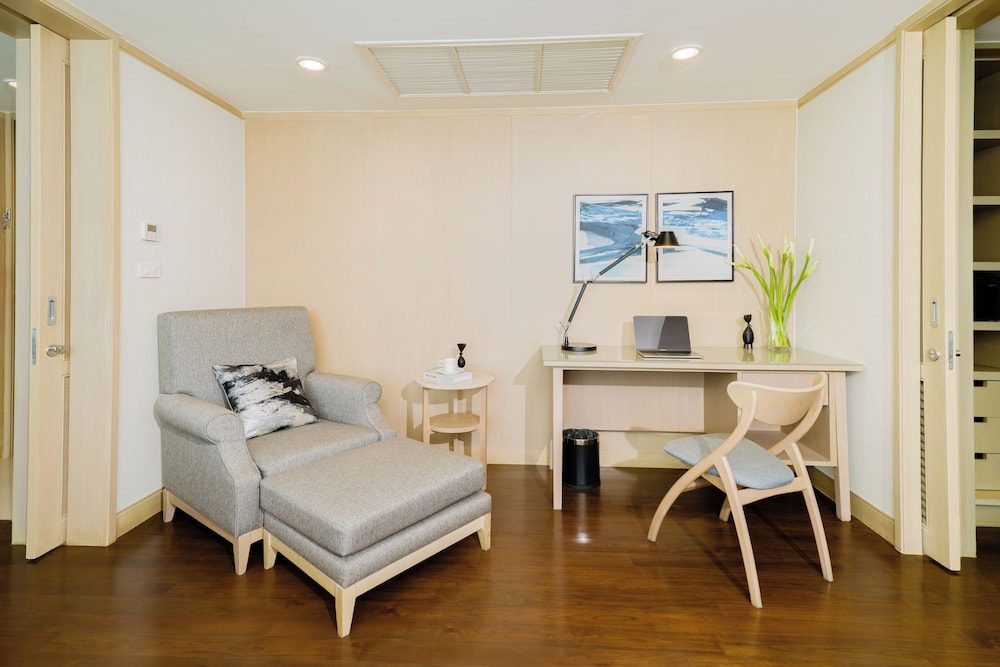 Deluxe Suite, 1 Bedroom, Garden View (King Bed) photo 3
