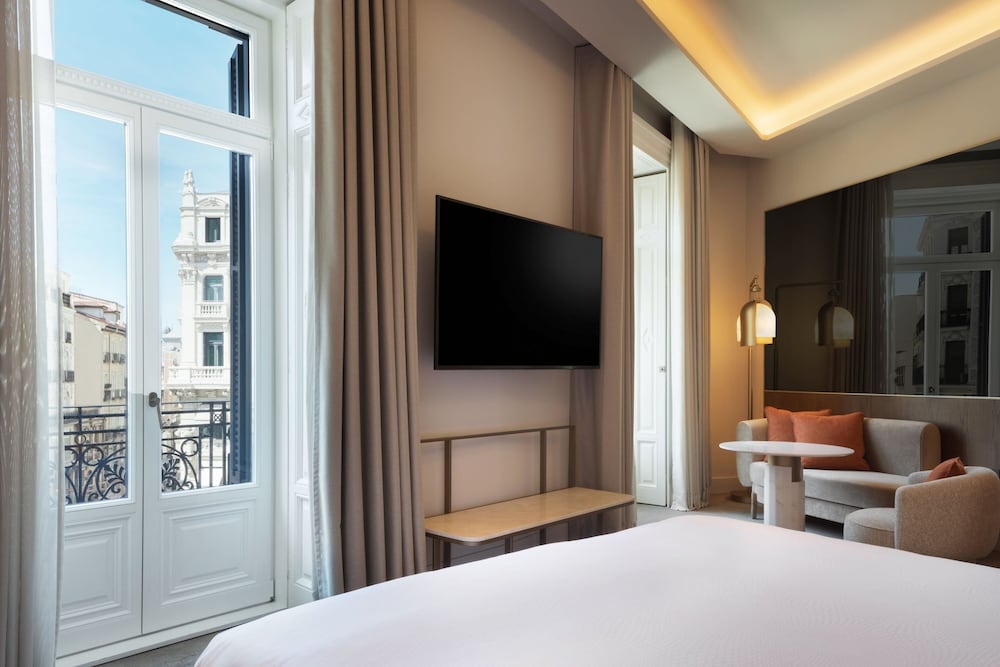 Premium Room, 1 King Bed, Non Smoking, City View (Balcony) thumbnail 6