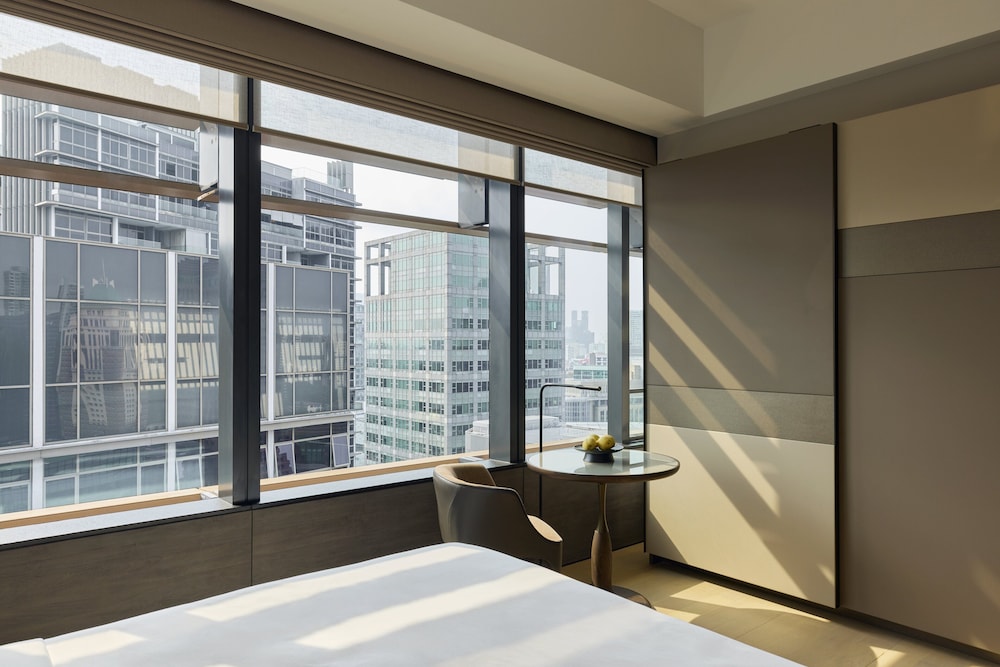 Metropolitan Suite King (Complimentary daily-replenished minibar and snacks) photo 3