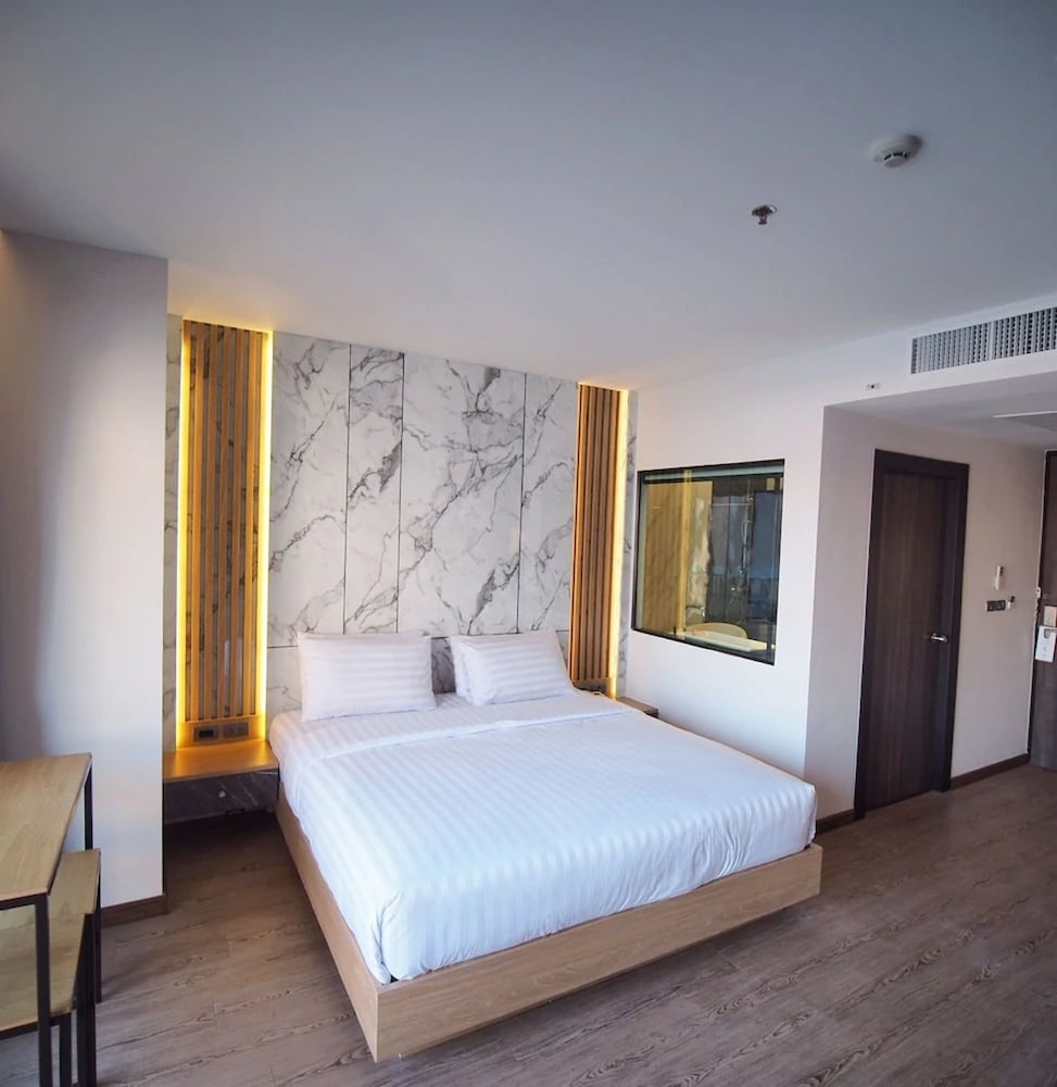 Deluxe Room with Pool View photo 1