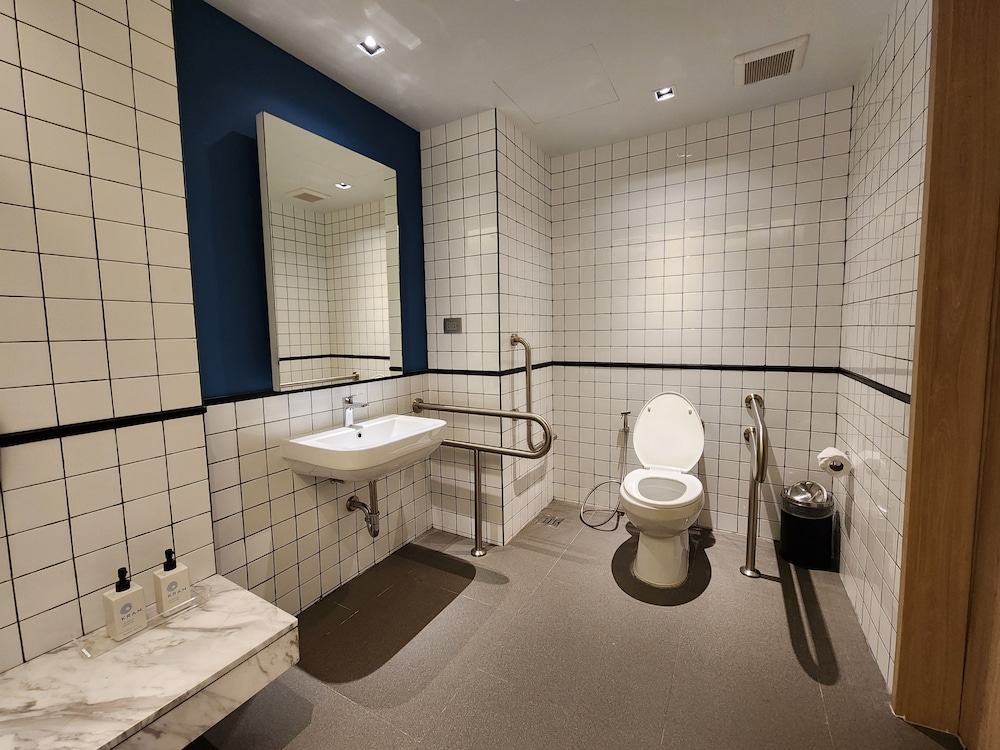 Deluxe Double Room, 1 King Bed, Accessible, Pool View thumbnail 6