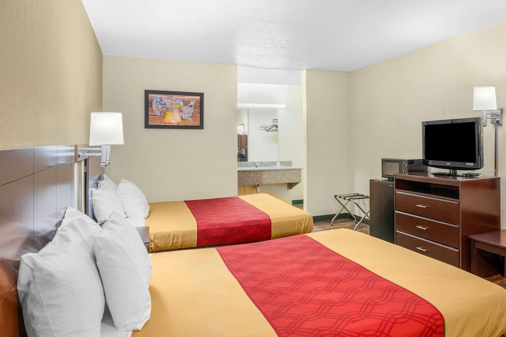 Standard Room, 2 Queen Beds, Non Smoking - Photo 3
