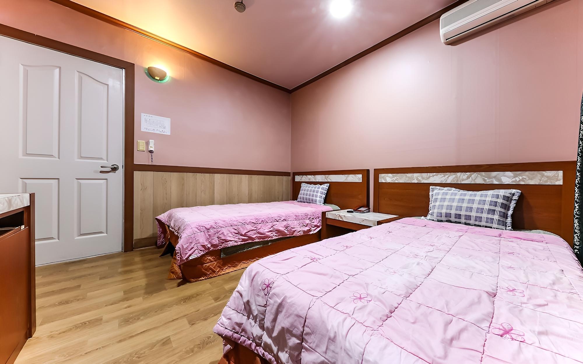 Room (Twin Room) - Photo 1