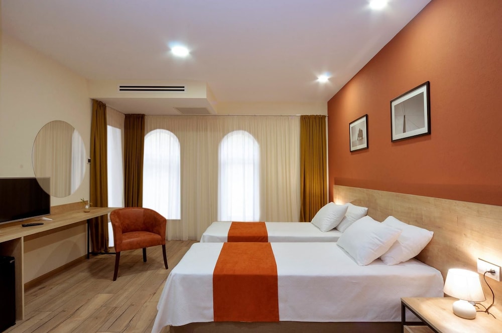 Deluxe Double or Twin Room - Photo 6