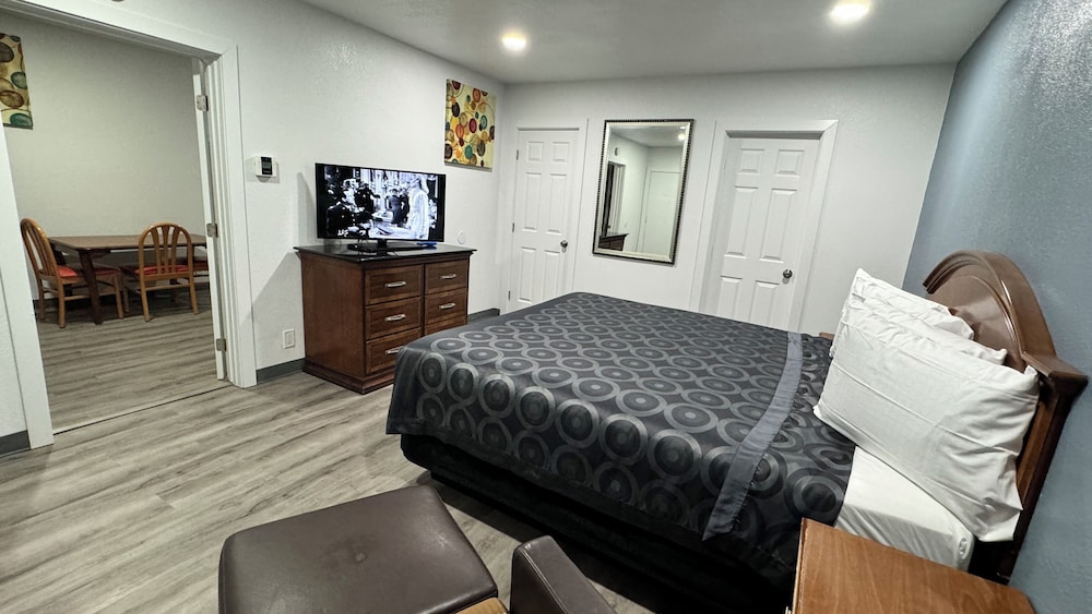 Basic Studio, 1 King Bed, Kitchen photo 2