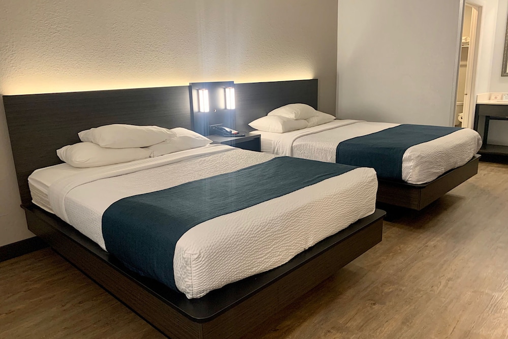Deluxe Room, 2 Queen Beds, Non Smoking, Refrigerator & Microwave photo 3