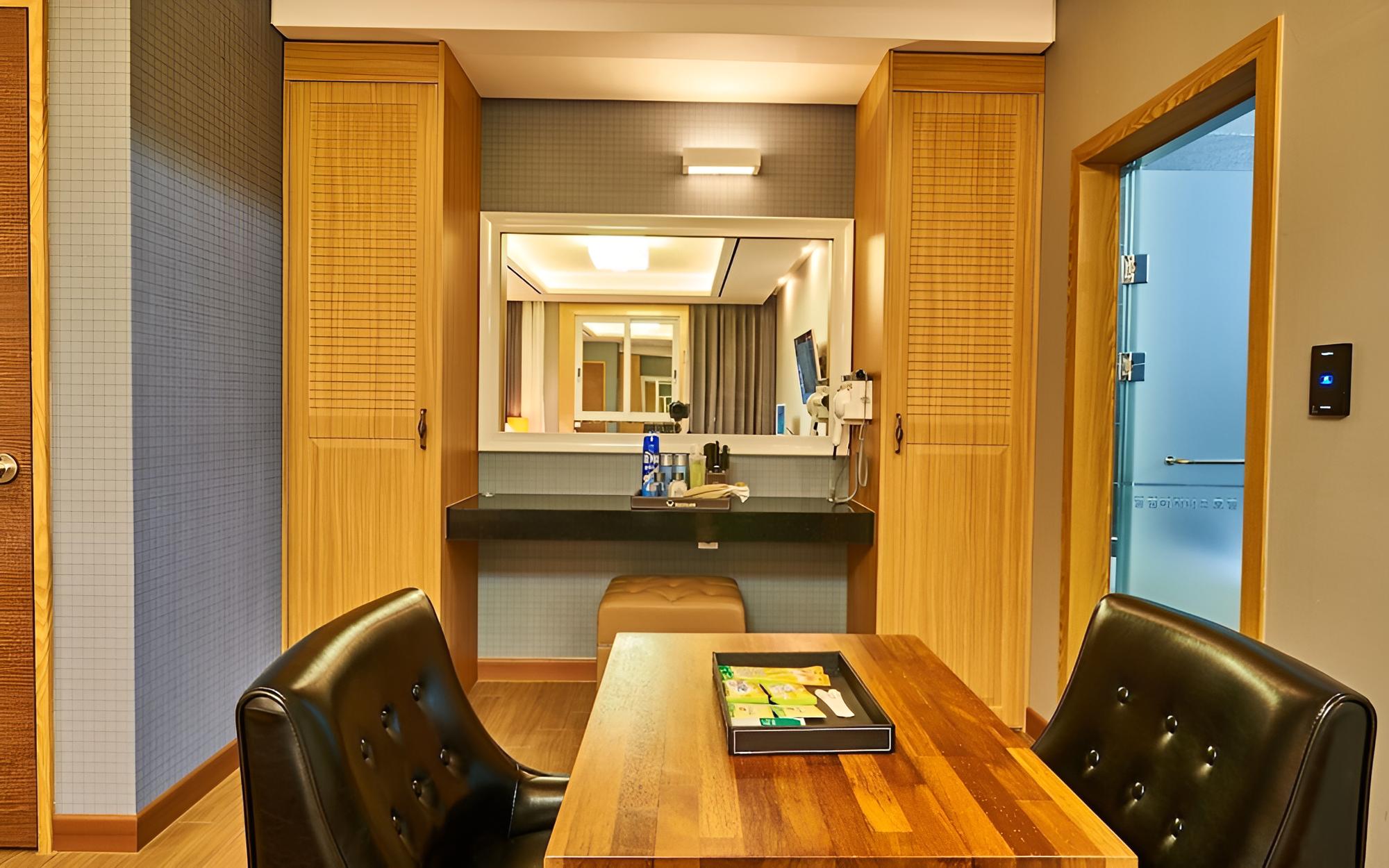 Room (Twin (Large Jetted Spa Tub)) - Photo 1