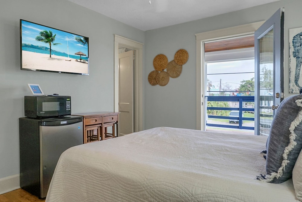 Standard Room, 1 Queen Bed, Non Smoking, Balcony photo 1