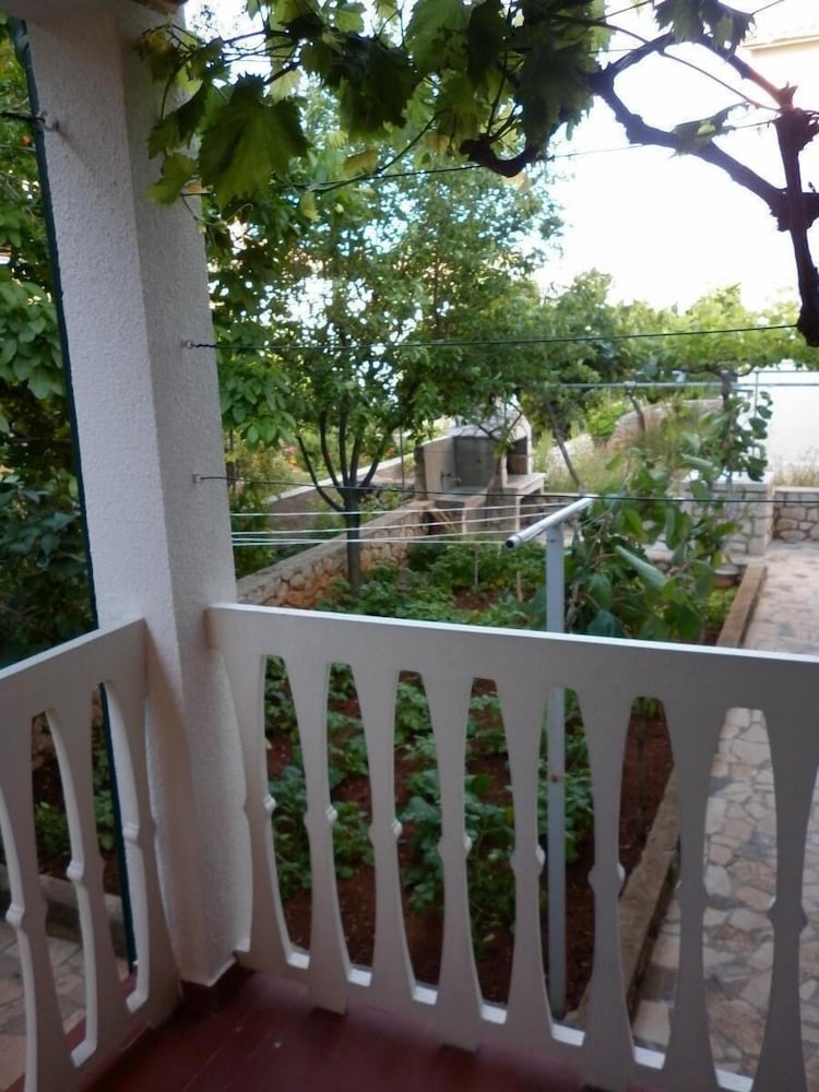 Studio (Tonia - great location & afordable - )