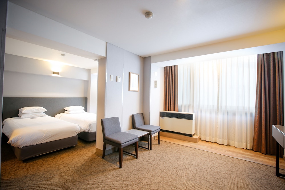 Deluxe Twin (No Parking, additional fee occurs if number of people booked & staying are different) - Photo 1