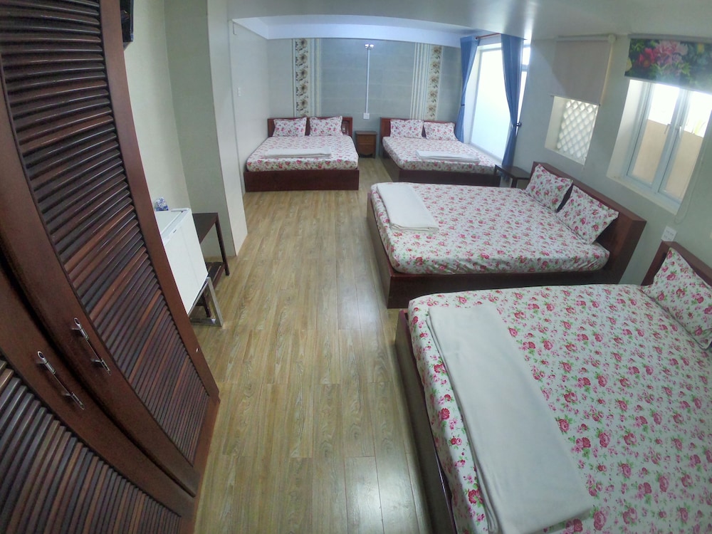 Large Family Room photo 1